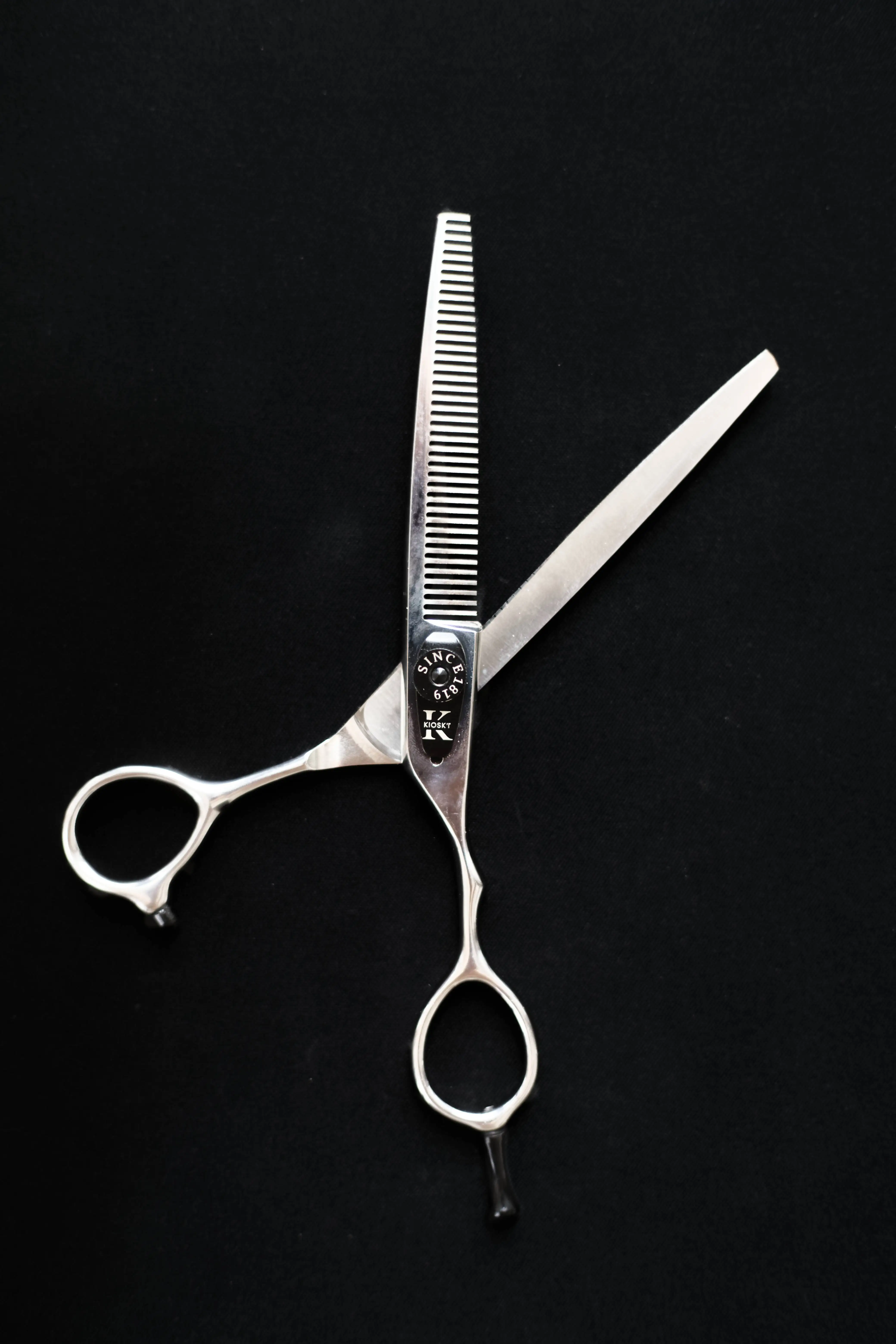 Ciseaux de coiffure droits et à effiler, affûtés par Le Taillant